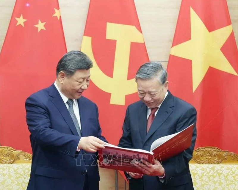 Le secrétaire général du Parti communiste du Vietnam To Lam offre le livre de photo de l'Agence vietnamienne d'Information au secrétaire général du PCC et président chinois Xi Jinping. Photo : VNA.
