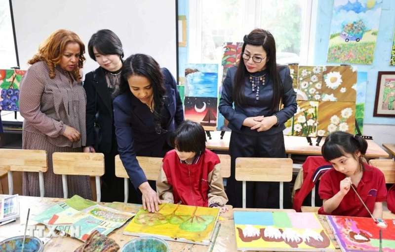 Les épouses des Premiers ministres vietnamien et éthiopien visitent le lycée Nguyên Dinh Chiêu. Photo : VNA.