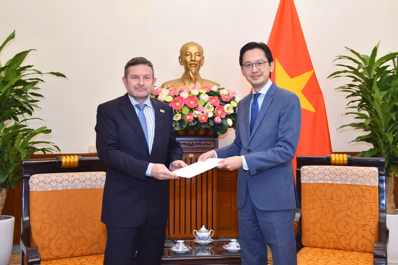 Le vice-ministre vietnamien des Affaires étrangères, Dô Hùng Viêt (à droite), et le nouveau représentant de l’OIF pour l’Asie-Pacifique, Edgar Doerig. Photo : CTV/CVN.