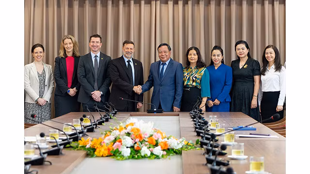 Le secrétaire adjoint du Comité du Parti de la ville, Nguyên Van Phong (au centre) et les délégués lors de la séance de travail avec l'ambassadeur d'Australie au Vietnam, Andrew Goledzinowski. Photo: hanoimoi.vn