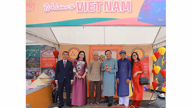 Des artistes lui ont offert une marionnette. Photo : bvhttdl.gov.vn Des artistes lui ont offert une marionnette. Photo : bvhttdl.gov.vn