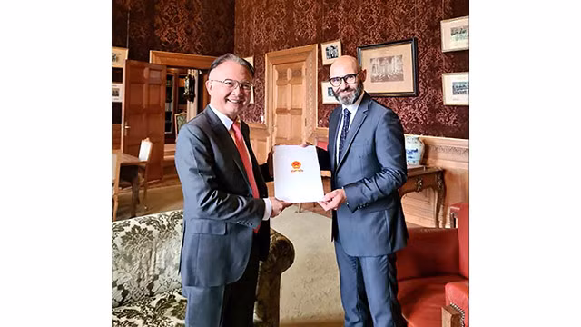 L’ambassadeur du Vietnam aux Pays-Bas, Ngô Huong Nam (à gauche) et le Secrétaire général de la CPA, Marcin Czepelak (à droite). Photo : baoquocte.vn