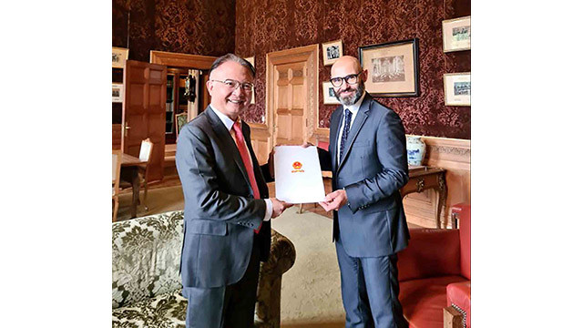 L’ambassadeur du Vietnam aux Pays-Bas, Ngô Huong Nam (à gauche) et le Secrétaire général de la CPA, Marcin Czepelak (à droite). Photo : baoquocte.vn