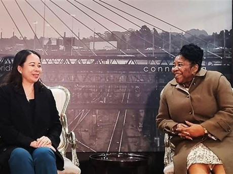 La vice-ministre sud-africaine des Affaires étrangères, Candith Mashego-Dlamini, a accueilli la Vice-Présidente vietnamienne Vo Thi Anh Xuân à l'aéroport international O.R. Tambo. Photo : VNA.