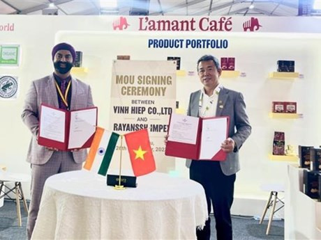 Le directeur de la Sarl Vinh Hiêp, Thai Nhu Hiêp (à droite) et le directeur de Rayanssh Impex, Shanmeet Singh Wahan signent le protocole d’accord. Photo : VNA.