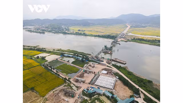 Le pont Dông Viêt est le premier pont à haubans et le plus grand pont de la province de Bac Giang, qui est censé promouvoir la circulation des marchandises, le développement du tourisme et créant les conditions nécessaires pour attirer les investisseurs vers les groupes industriels et zones industrielles de la province. Photo : VOV.
