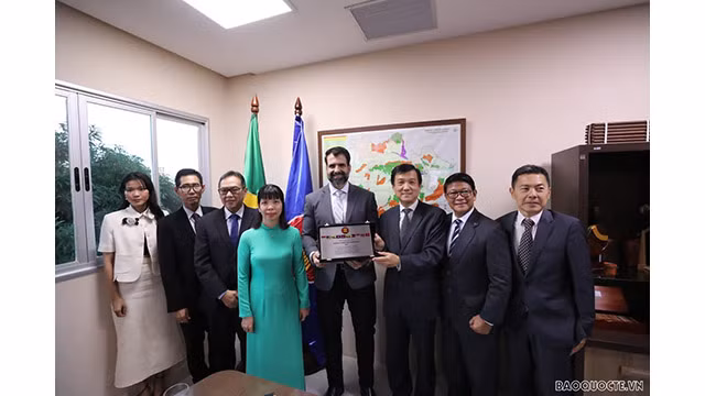 L’ambassadrice vietnamienne au Brésil, Phan Thi Kim Hoa, s’est rendue dans l’État d’Amazonas en avril 2022. Photo : baoquocte.vn