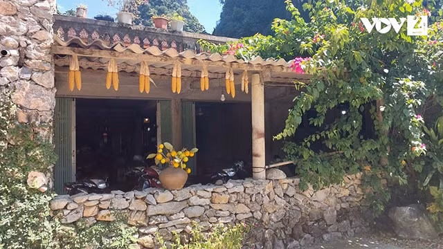 Dans la commune de Huu Liên, des touristes peuvent choisir des gîtes, dont le prix d'une chambre est d’environ 500 000 de dôngs pour les week-ends et les jours fériés. Photo : VOV.