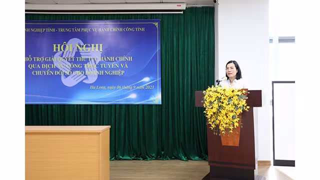 La directrice du Centre de services de l'administration publique provinciale, Nguyên Hai Vân, répond aux questions sur la gestion des procédures administratives pour les entreprises participant à la conférence. baoquangninh.vn