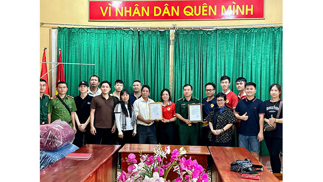 FAVIJA organise régulièrement des programmes caritatifs en faveur du pays d’origine. Photo : thoidai.com.vn