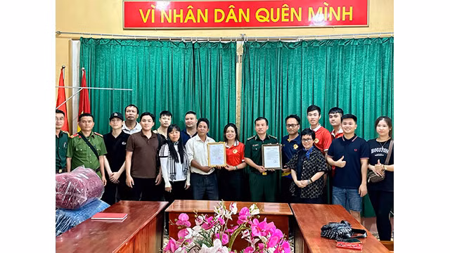 FAVIJA organise régulièrement des programmes caritatifs en faveur du pays d’origine. Photo : thoidai.com.vn