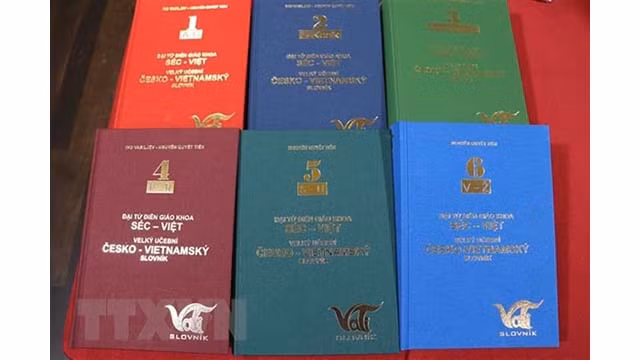 Le grand dictionnaire vietnamien-tchèque comprend 6 volumes avec environ 120 000 mots. Photo : VNA. Le grand dictionnaire vietnamien-tchèque comprend 6 volumes avec environ 120 000 mots. Photo : VNA.