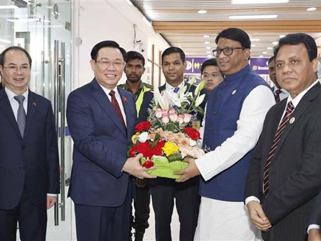 Cérémonie d'accueil du président de l'Assemblée nationale (AN) vietnamienne Vuong Dinh Huê à l'aéroport international Hazrat Shahjalal. Photo : VNA.