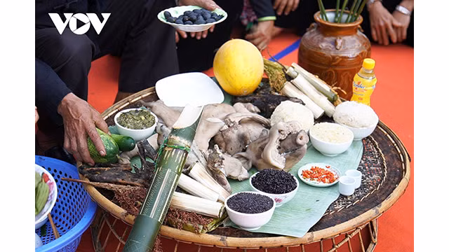 Selon les Khơ Mú, plus le plateau d'offrandes est plein de produits, plus il montre la prospérité de la famille et du village. Photo : VOV.