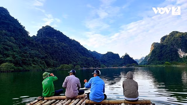 Les visiteurs peuvent choisir le service de rafting pour admirer les paysages pour admirer des paysages charmants de la steppe de Dông Lâm. Photo : VOV.