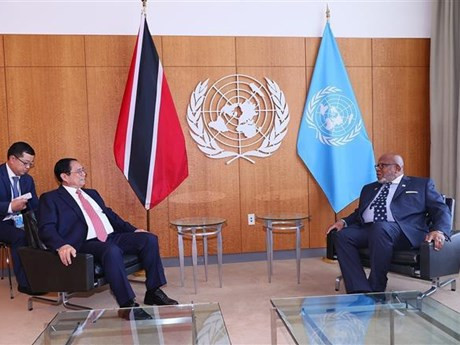 Le Premier ministre Pham Minh Chinh (à gauche) et le président de la 78e session de l’Assemblée générale des Nations Unies, Dennis Francis. Photo : VNA.