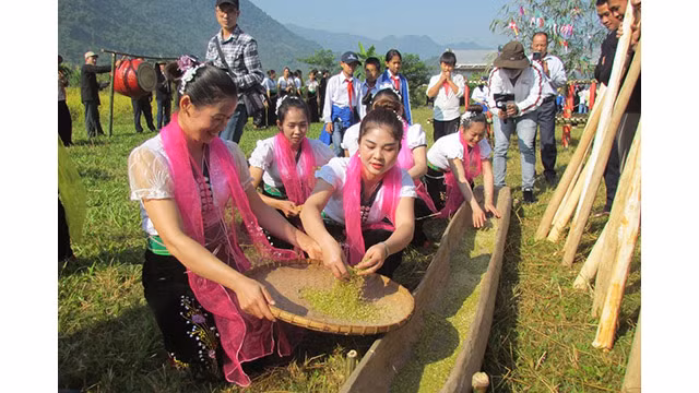 Le « cốm » est un mets indispensable pour offrir aux esprits. Photo : hanoimoi.vn