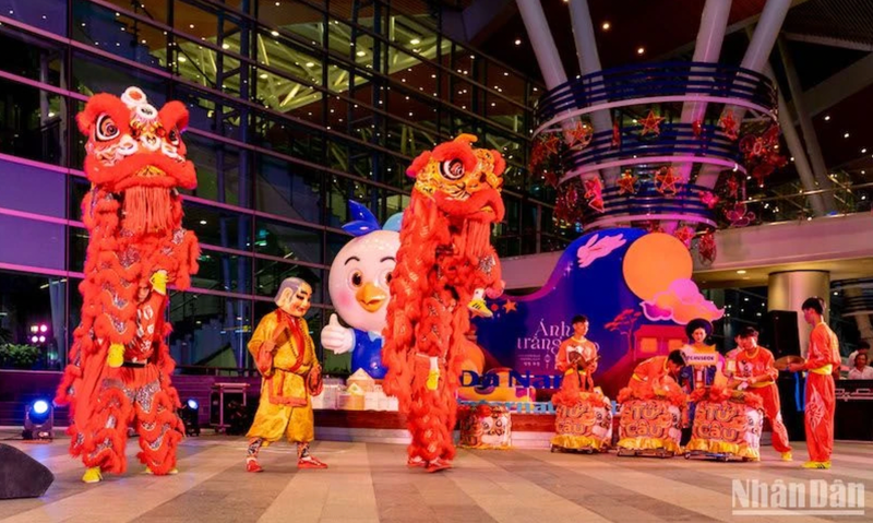Un spectacle de danse de lion lors du programme de la Fête de la Mi-Automne à la gare internationale de Dà Nang. Photo : NDEL.