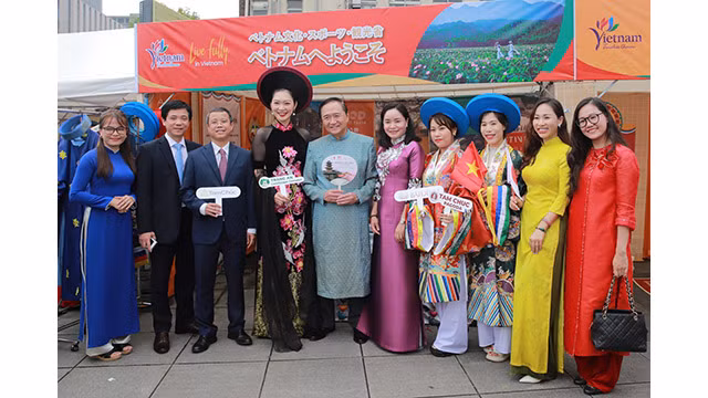 Les dirigeants du Ministère de la Culture, des Sports et du Tourisme et de la préfecture de Kanagawa lors du Festival de promotion touristique et culturelle du Vietnam à Kanagawa 2023. Photo : bvhttdl.gov.vn