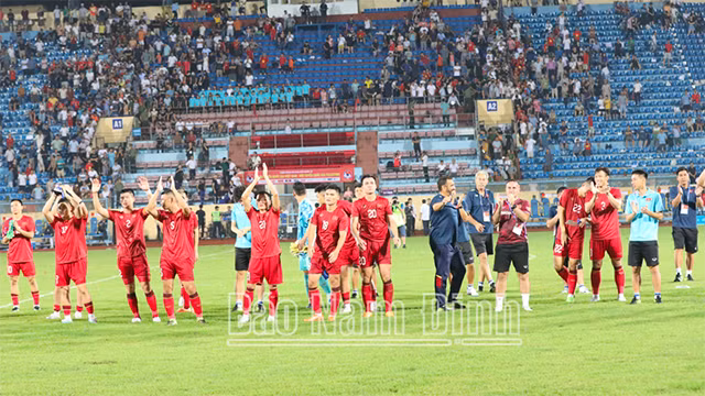 Les joueurs et le comité d'entraîneurs de l'équipe vietnamienne de football ont remercié le public d'être venu au stade pour les applaudir. Photo : Journal Nam Dinh. Les joueurs et le comité d'entraîneurs de l'équipe vietnamienne de football ont remercié le public d'être venu au stade pour les applaudir. Photo : Journal Nam Dinh.