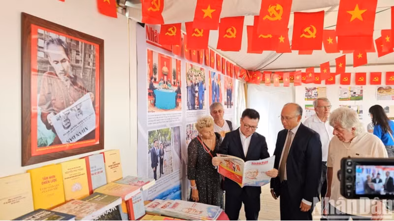 Exposition de livres et de publications sur le Président Hô Chi Minh, le Parti communiste du Vietnam, l’œuvre du « Renouveau » et de l’intégration internationale. Photo : NDEL Exposition de livres et de publications sur le Président Hô Chi Minh, le Parti communiste du Vietnam, l’œuvre du « Renouveau » et de l’intégration internationale. Photo : NDEL