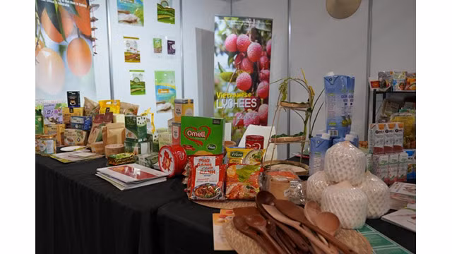 Le stand d'exposition du Service commercial de l’ambassade du Vietnam en Australie au Fine Food Fair 2023 présente présenter de nombreux produits vietnamiens liés à la technologie des aliments et des boissons, dont ceux à base de jus de coco. Photo: congthuong.vn