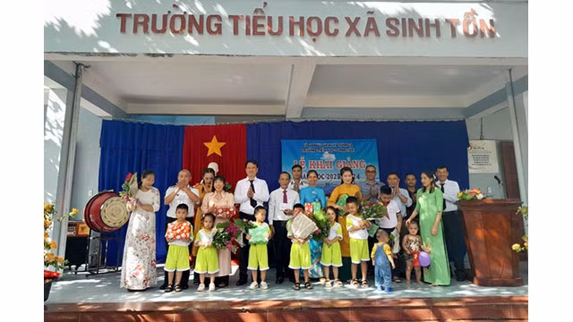 Les représentants des autorités locales offres des cadeaux aux enseignants et élèves de l'école primaire de la commune de Sinh Tôn lors de la cérémonie de rentrée scolaire. Photo : VGP. Les représentants des autorités locales offres des cadeaux aux enseignants et élèves de l'école primaire de la commune de Sinh Tôn lors de la cérémonie de rentrée scolaire. Photo : VGP.
