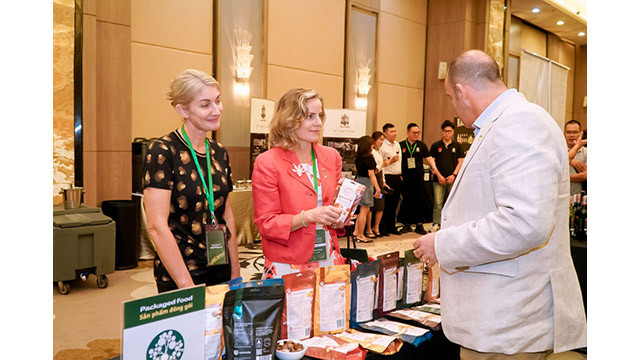 Les visiteurs lors du stand présentant des produits agricoles australiens lors de l'événement. Photo: thoidai.com.vn