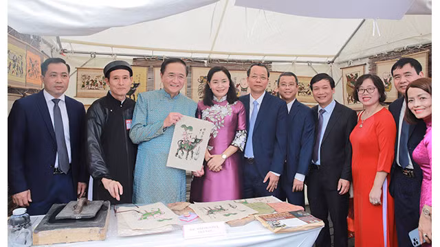 Les dirigeants de la préfecture de Kanagawa, du Ministère vietnamien de la Culture, des Sports et du Tourisme et de l’Ambassade du Vietnam au Japon au stand présentant des estampes populaires de Dông Hô. Photo : bvhttdl.gov.vn Les dirigeants de la préfecture de Kanagawa, du Ministère vietnamien de la Culture, des Sports et du Tourisme et de l’Ambassade du Vietnam au Japon au stand présentant des estampes populaires de Dông Hô. Photo : bvhttdl.gov.vn