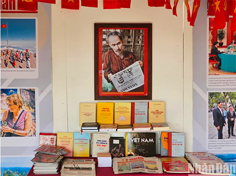 Les livres et publications sur le Président Hô Chi Minh, le Parti communiste du Vietnam, l'œuvre du "Dôi moi" (Renouveau) et de l'intégration internationale sont exposés à la Fête de l'Humanité. Photo: NDEL