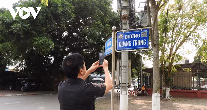 En scannant un code QR avec un téléphone, les visiteurs accéderont à des informations utiles sur la signification, les caractéristiques des rues, les personnages historiques. Photo : VOV. En scannant un code QR avec un téléphone, les visiteurs accéderont à des informations utiles sur la signification, les caractéristiques des rues, les personnages historiques. Photo : VOV.