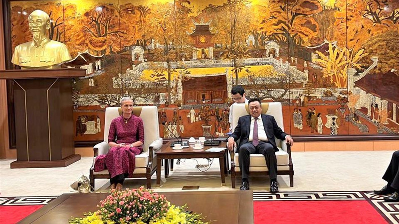 Le président du Comité populaire de Hanoi, Tran Sy Thanh (à droite), et Marie-Laure Lavenir, présidente de l’ICOMOS. Photo: kinhtedothi.vn
