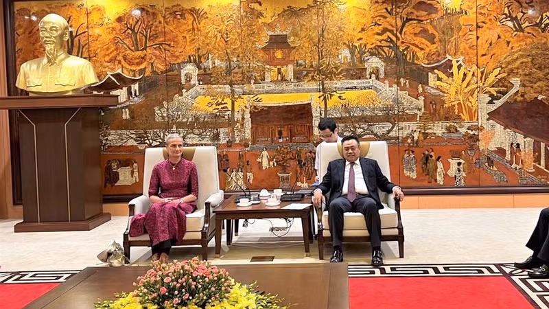 Le président du Comité populaire de Hanoi, Tran Sy Thanh (à droite), et Marie-Laure Lavenir, présidente de l’ICOMOS. Photo: kinhtedothi.vn