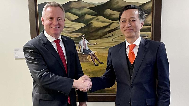L’ambassadeur vietnamien, Nguyên Tât Thành (à droite), et le Premier ministre tasmanien, Jeremy Rockliff. Photo : baoquocte