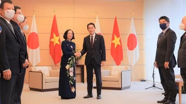 Mme Truong Thi Mai, membre du Bureau Politique, secrétaire du Comité central du Parti et le président du Parti libéral-démocrate, le Premier ministre du Japon Kishida Fumio. Photo : VNA