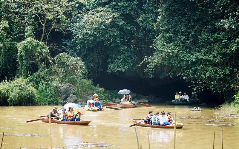 Les touristes explorent la zone d'écotourisme de Thung Nham (Ninh Binh). Photo : NDEL.