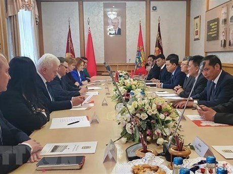 Séance de travail entre la délégation de Hung Yên et des responsables de l'oblast biélorusse de Minsk. Photo : VNA.