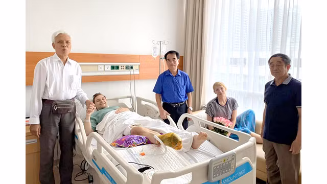 Une délégation de l'Association d'Amitié Vietnam - Pologne a rendu visite à deux citoyens polonais. Photo : Association d'Amitié Vietnam - Pologne.