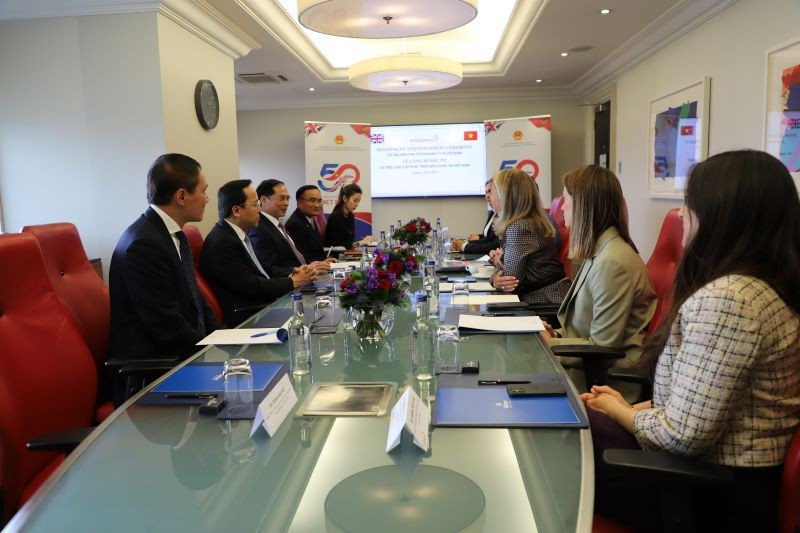 La vue gélérale de la séance de travail entre le ministre vietnamien des AE, Bùi Thanh Son, et les représentants du Groupe AstraZeneca. Photo : NDEL.