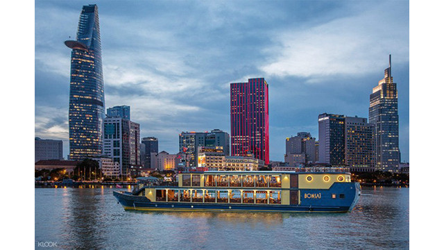 À Hô Chi Minh-Ville, les visiteurs auront l'occasion de découvrir les « spécialités » que l'on ne trouve que dans cette ville, telles que la visite le long de la rivière de Saigon en yacht. Photo: Klook