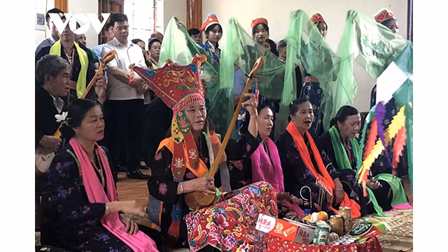 Le festival occupe une place importante dans la vie spirituelle. Il s'agit d'une culture unique, qui a été préservée par le peuple Thái blanc pendant de nombreuses générations. Dans la photo, Mme "Then", au nom des habitants, invite les esprits à venir célébrer la fête. Photo : NDEL.