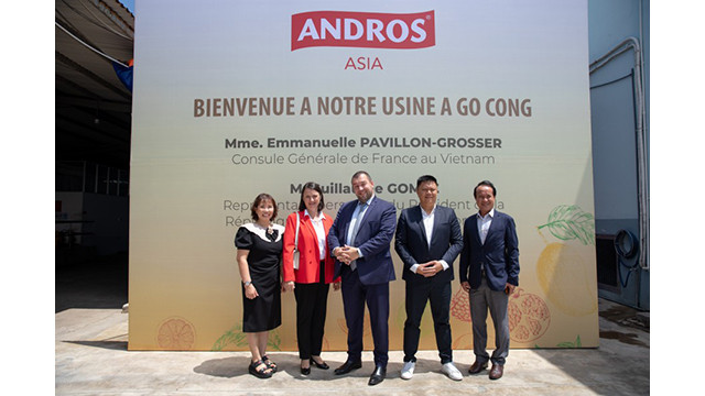 L'ambassadeur de la gastronomie française, Guillaume Gomez et la consule générale de France Emmanuelle Pavillon-Grosser lors d'une visite dans l'usine de transformation de fruits d'Andros Asia à Tiên Giang. Photo : baodautu.vn