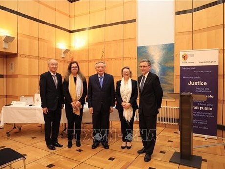 Le président de la Cour populaire suprême Nguyên Hoa Binh (au centre) avec le président de la Cour de justice de Genève, Christian Coquoz (1er, à droite). Photo : VNA.