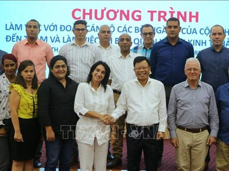Les participants prennent une photo de groupe lors de la séance de travail (Photo : VNA)