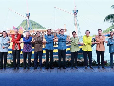 Les dirigeants de l’ASEAN posent pour une photo de groupe, à Labuan Bajo, en Indonésie. Photo : VNA.