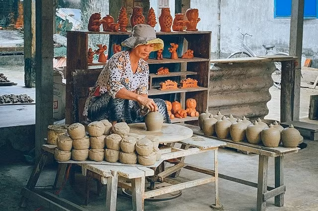 Le métier de production de poterie du village artisanal de potenie de Thanh Hà. Photo : Service de la Culture et des Sports de Hôi An.