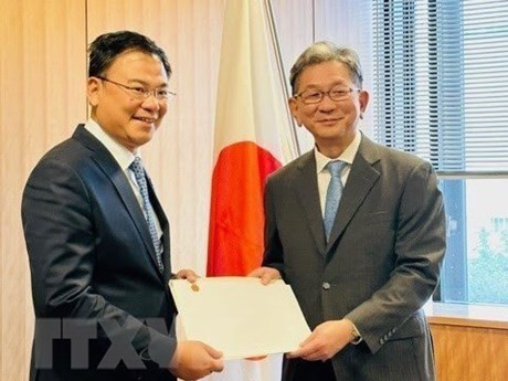 L'ambassadeur du Vietnam au Japon, Pham Quang Hiêu (à gauche) présente le 12 mai une copie des lettres de créance du Président vietnamien, Vo Van Thuong, au vice-ministre japonais des Affaires étrangères, Takeo Mori. Photo : VNA.