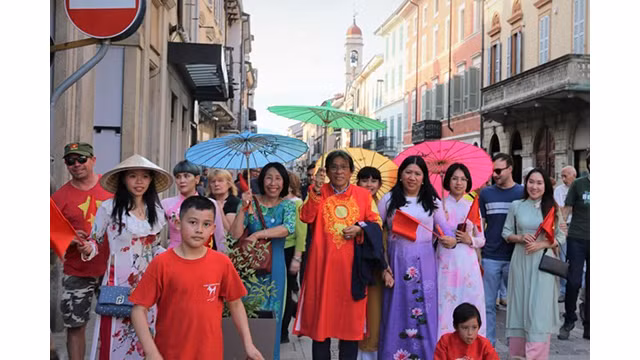 La communauté vietnamienne en Italie a apporté au festival les caractéristiques typiques de la culture nationale, présentant ainsi la belle image du Vietnam à des amis internationaux. Photo : VNA.