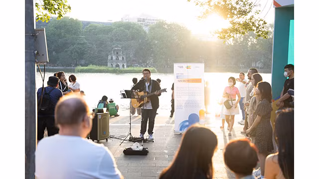Un ancien étudiant ayant poursuivi leurs études en UE, représente un numéro artistique. Photo: baotintuc.vn