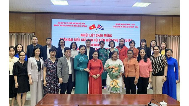 L'ambassadrice Nguyên Phuong Nga, présidente de VUFO, Mme Teresa María Amarelle Boué, membre du Bureau Politique, secrétaire générale de l'Union des Femmes cubaines et les délégués lors de la rencontre. Photo : thoidai.com.vn